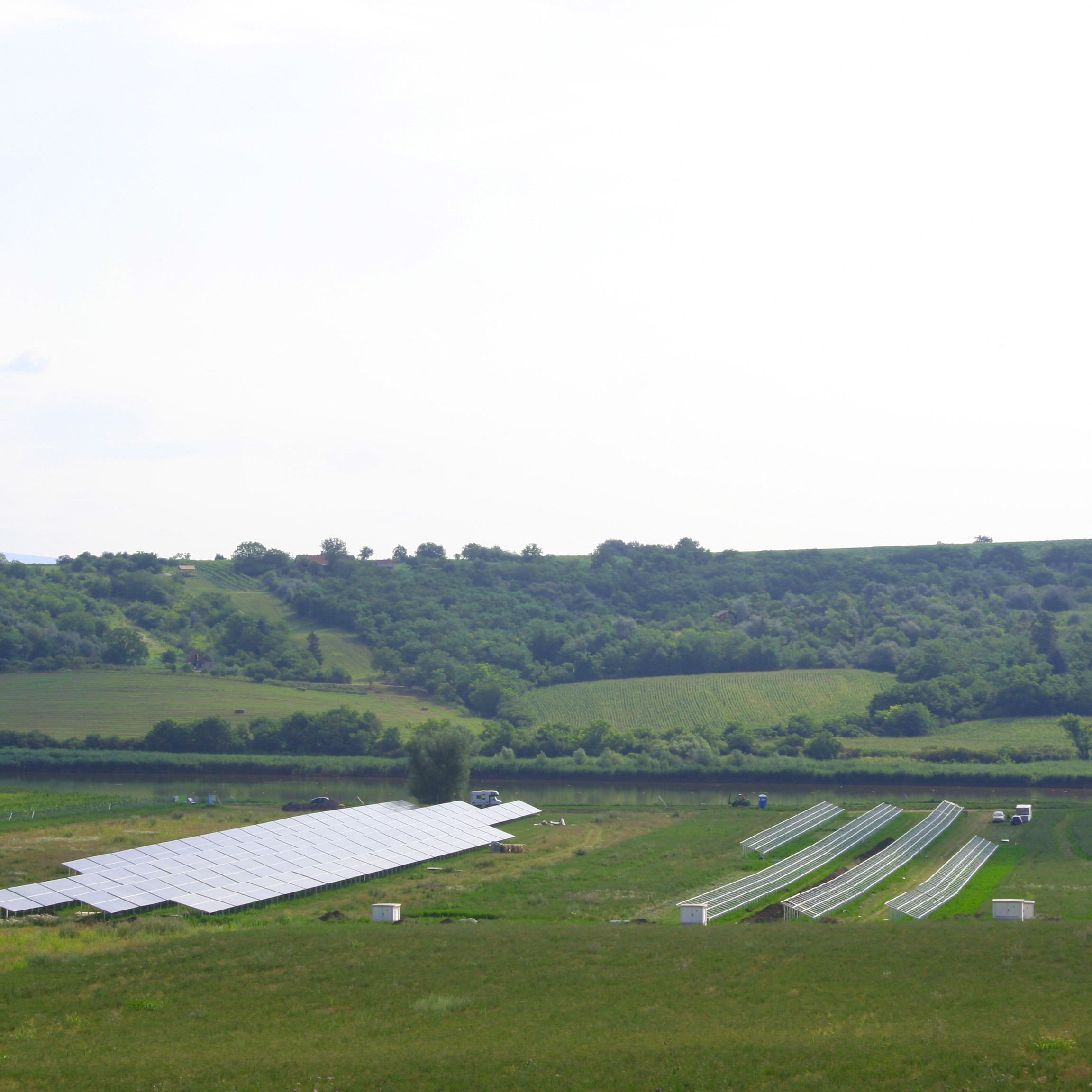 Bicske, 29*499 kWp Astrasun napelempark-flotta - kivitelezés folyamatban