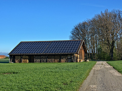 Naperőmű agrárépület tetején (illusztráció)